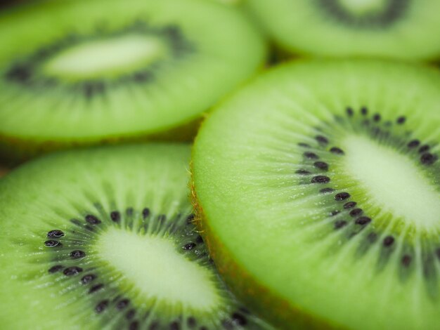 Tranche de kiwi frais et juteux, juteux et frais.