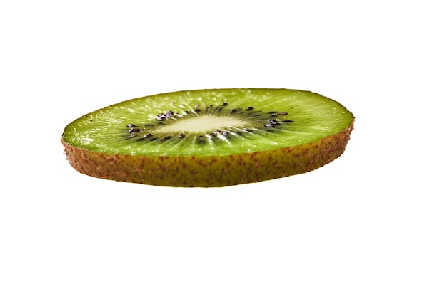 Tranche de kiwi isolé sur fond blanc