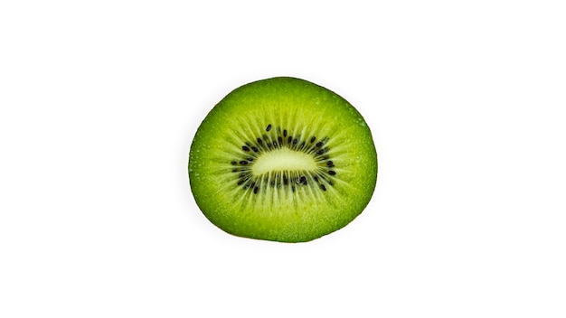 Tranche de kiwi isolée.