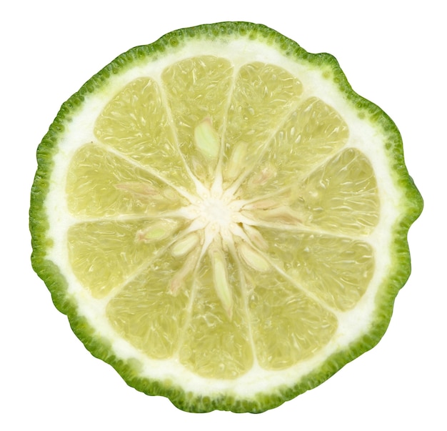 Photo tranche de lime kaffir sur fond blanc