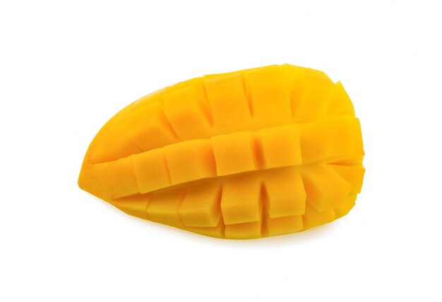 Tranche de mangue isolée sur une surface blanche