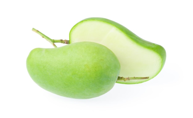 Tranche de mangue verte fraîche isolé sur fond blanc