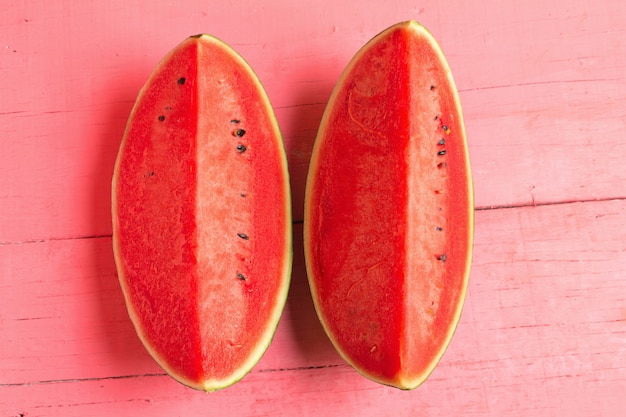 Tranche de melon d&#39;eau mûr sur bois rose