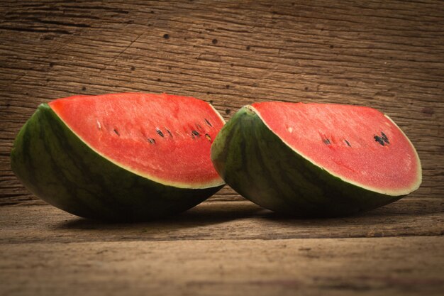 Tranche de melon d&#39;eau mûr sur vieux bois