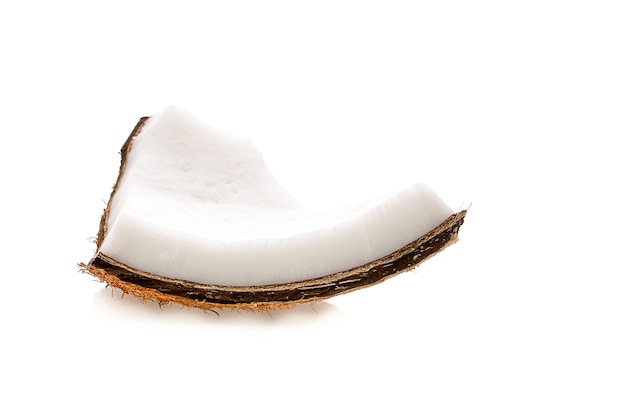 Tranche de noix de coco sur fond blanc