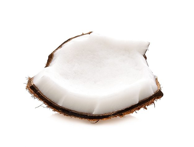 Tranche de noix de coco sur fond blanc
