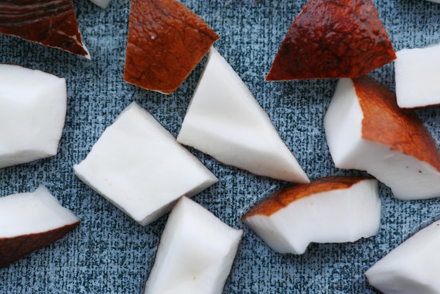 Tranche de noix de coco fraîche sur une nappe