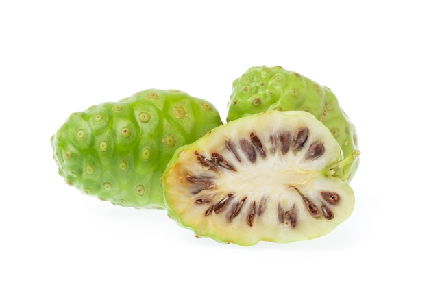 Tranche de Noni Fruit isolé sur fond blanc.