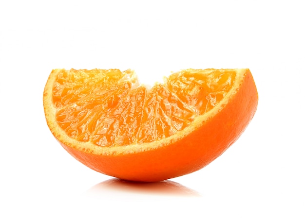 Tranche d'orange sur blanc isolé