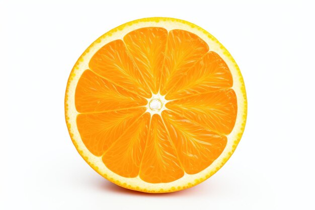 Une tranche d'orange isolée sur un fond blanc