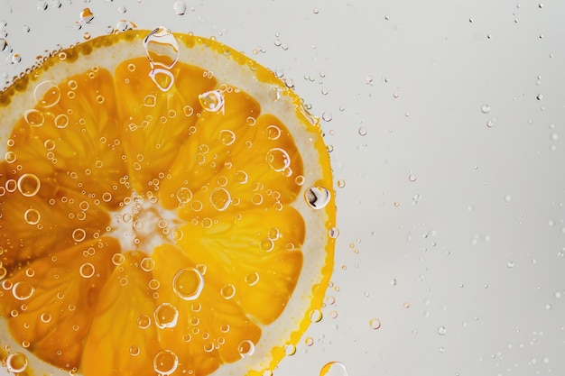 Une tranche d'orange juteuse avec des gouttes d'eau sur un fond blanc