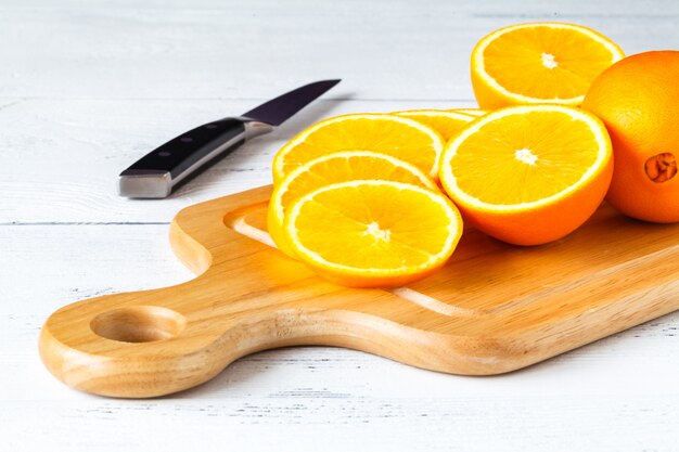 Tranche d'orange sur table en bois