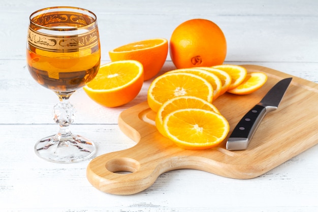 Tranche d'orange sur table en bois