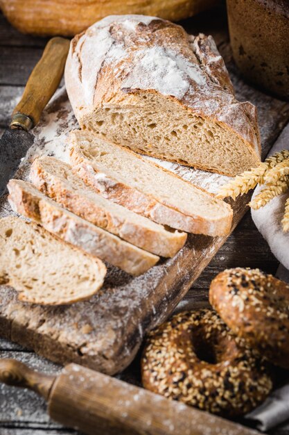 Tranche de pain et couteau faits maison frais sur table rustique