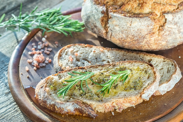 Tranche de pain frais à l'huile d'olive et aux herbes