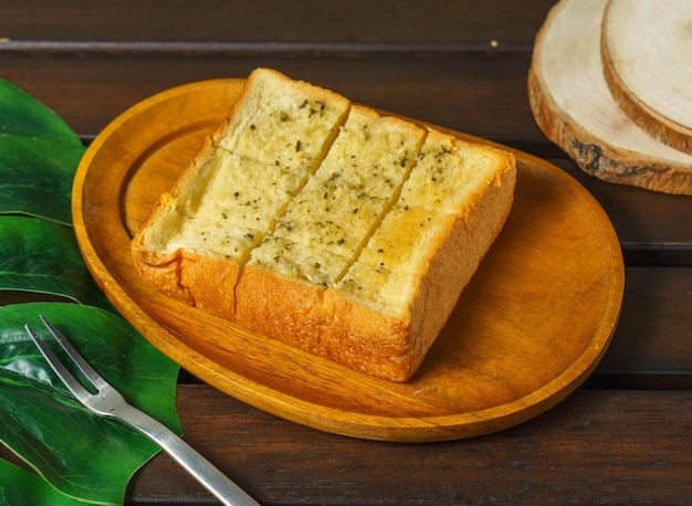 Tranche de pain grillé épaisse au fromage pesto servie dans un plat en bois isolé sur la vue de dessus de table de la nourriture du petit déjeuner de taiwan