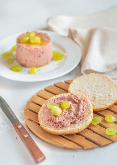 Tranche de pain avec pâté sur la planche de bois