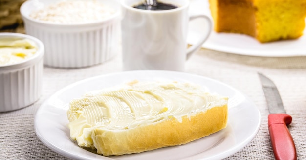 Tranche de pain salé coupé au beurre appelé pain français au Brésil