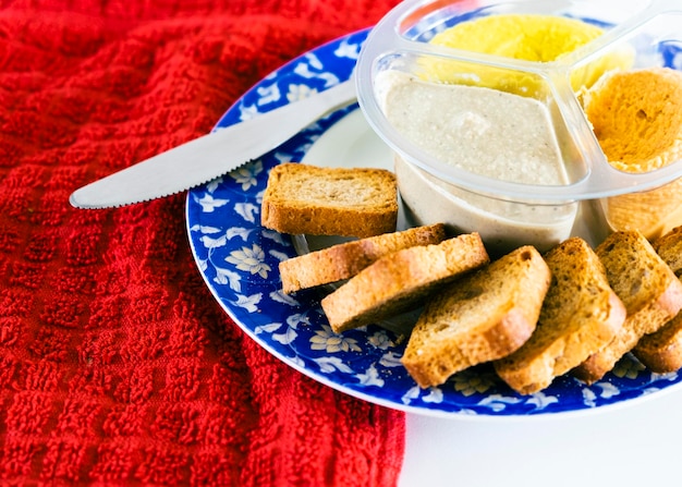 Tranche de pain avec trempette à l'houmous frais