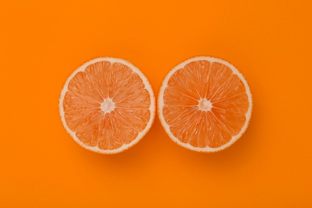 tranche de pamplemousse sur une surface minimale orange