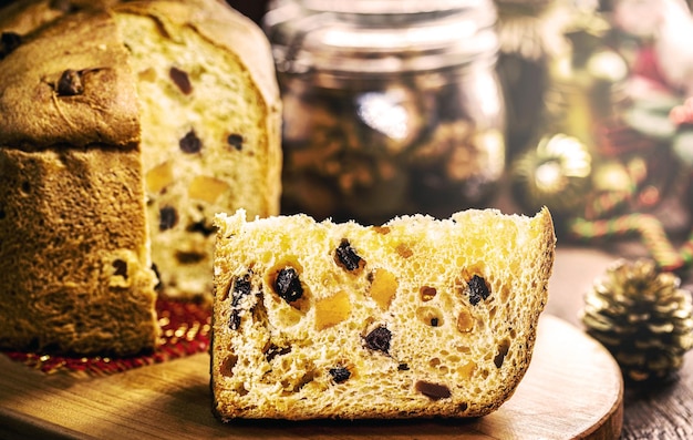 Tranche de panettone aux fruits confits de gâteau de Noël traditionnel pour Noël et Nouvel An Pain de Noël farci de bonbons