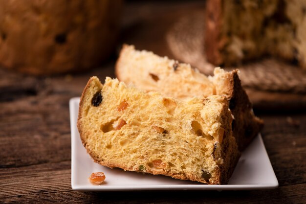 Une tranche de Panettone. Panettone de gâteau de Noël italien traditionnel se bouchent