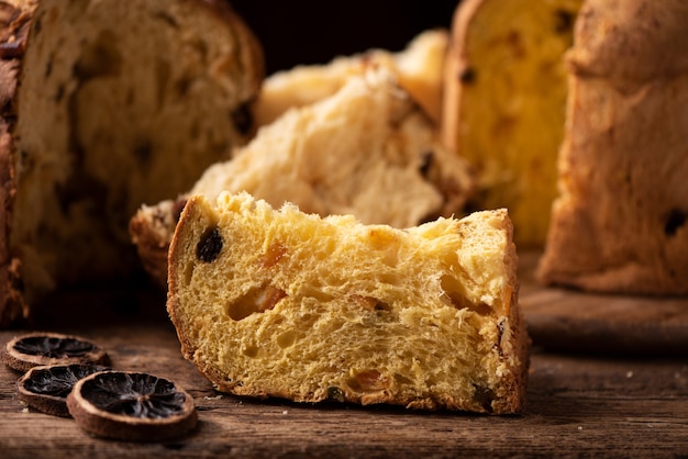 Une tranche de Panettone. Panettone de gâteau de Noël italien traditionnel se bouchent