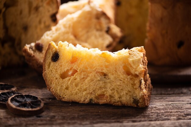 Une tranche de Panettone. Panettone de gâteau de Noël italien traditionnel se bouchent