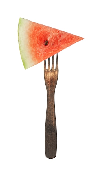 Tranche de pastèque sur une fourchette isolée sur fond blanc. fruits frais et naturels