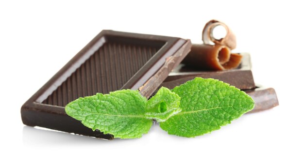 Tranche et pépites de chocolat à la menthe fraîche isolées sur blanc