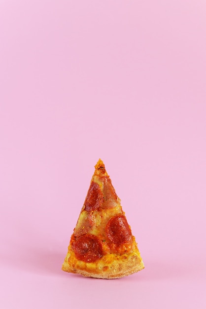 Photo tranche de pizza au pepperoni