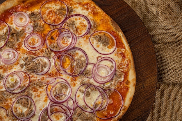 Une tranche de pizza chaude sur la table en bois