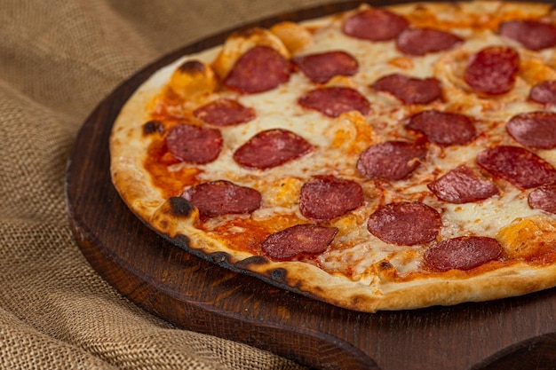 Une tranche de pizza chaude sur la table en bois