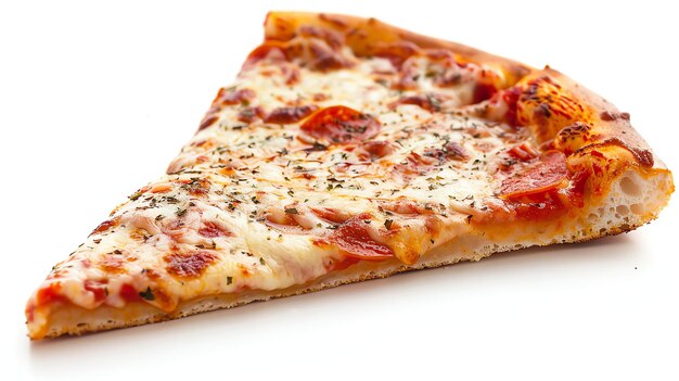 Photo une tranche de pizza avec du fromage pepperoni et de la sauce tomate est isolée sur un fond blanc la pizza est délicieuse et a l'air appétissante