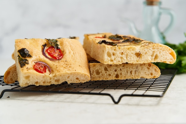 Tranche de pizza focaccia hachée couper du pain plat avec vue latérale de légumes close up