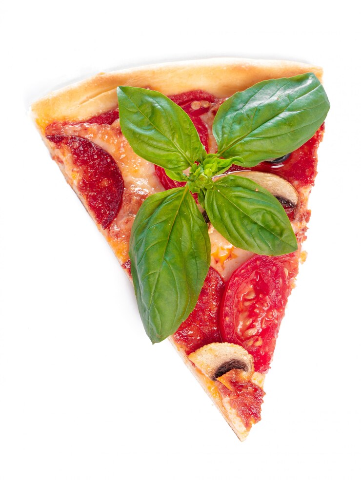 Tranche de pizza fraîche au pepperoni isolé