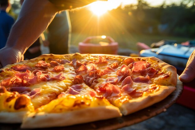 Une tranche de pizza hawaïenne en train d'être retirée mettant en valeur le fromage fondu filâtre