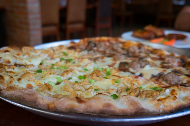 Tranche de pizza maison chaude avec du fromage fondu sur une table rustique en bois