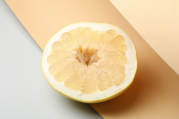 Tranche de pomelo mûr sur trois tons