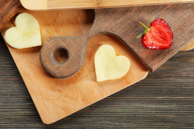 Tranche De Pomme En Forme De Coeur Avec Des Fraises Sur Fond De Bois