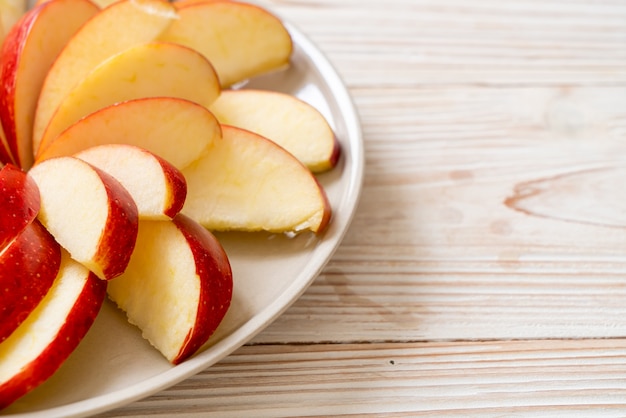 tranche de pomme fraîche sur la plaque