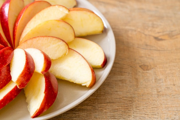 tranche de pomme fraîche sur la plaque