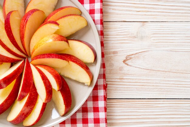 tranche de pomme fraîche sur la plaque