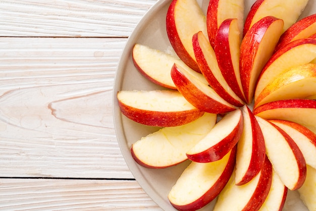 tranche de pomme fraîche sur la plaque