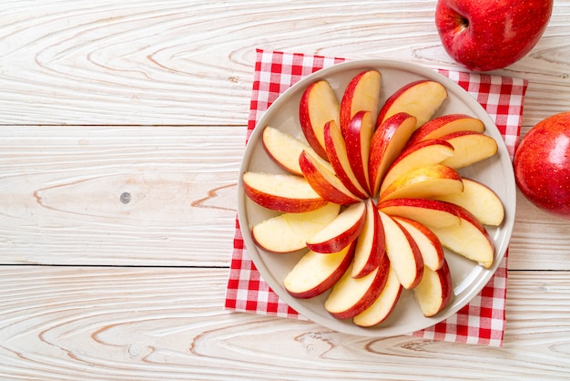 tranche de pomme fraîche sur la plaque