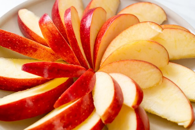 tranche de pomme fraîche sur la plaque