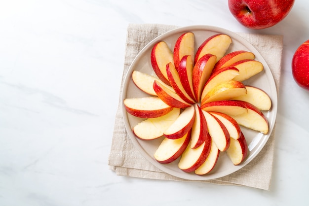 tranche de pomme fraîche sur la plaque