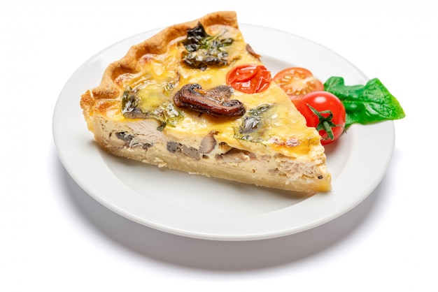 Tranche de quiche au poulet aux épinards maison traditionnelle tarte ou tarte sur plaque