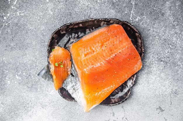Tranche de saumon poisson légèrement salé de fruits de mer repas diététique régime alimentaire snack sur la table copie espace alimentaire