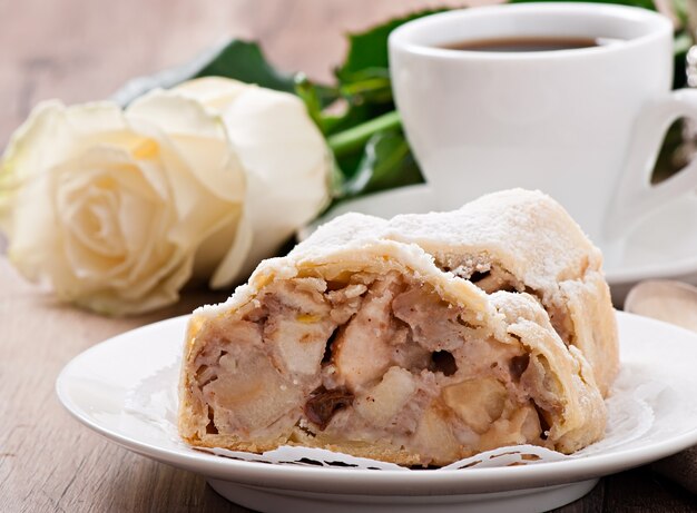 Tranche de strudel aux pommes sur la plaque